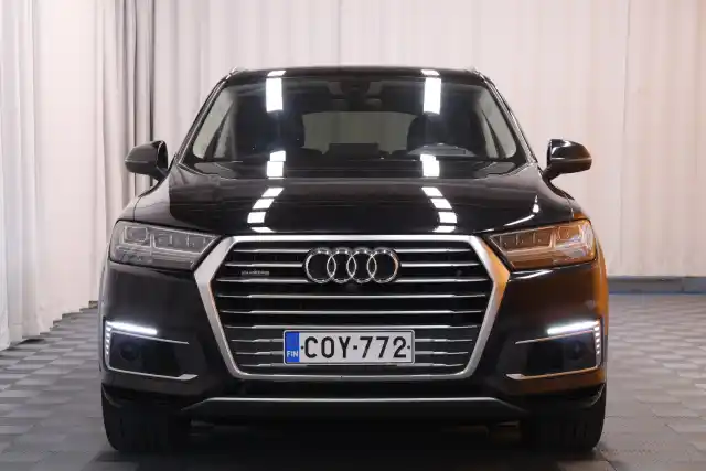 Musta Maastoauto, Audi Q7 – COY-772