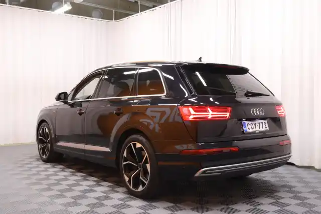 Musta Maastoauto, Audi Q7 – COY-772