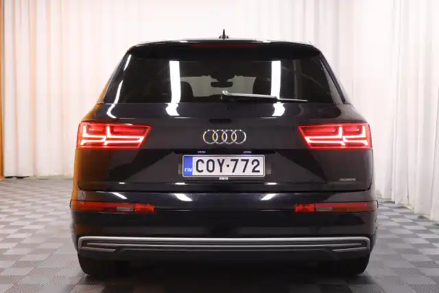 Musta Maastoauto, Audi Q7 – COY-772