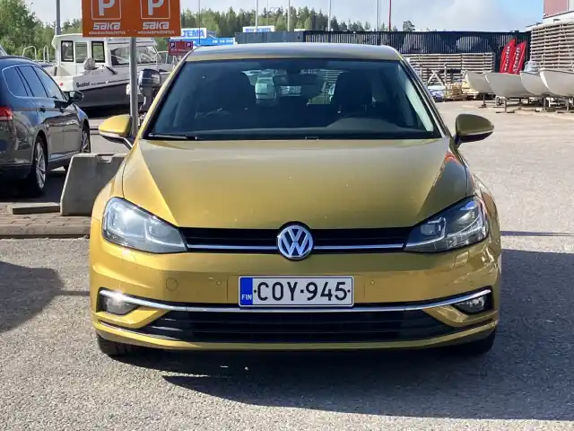 Keltainen Viistoperä, Volkswagen Golf – COY-945