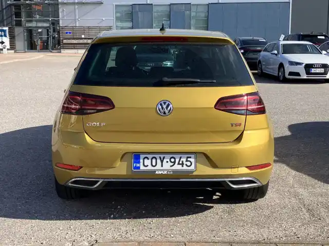 Keltainen Viistoperä, Volkswagen Golf – COY-945