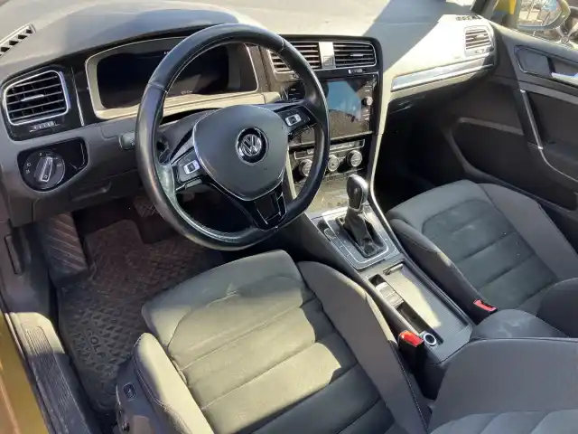 Keltainen Viistoperä, Volkswagen Golf – COY-945