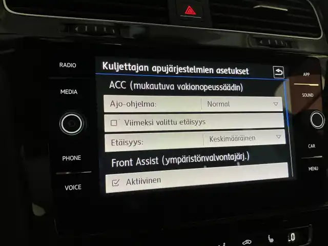Keltainen Viistoperä, Volkswagen Golf – COY-945