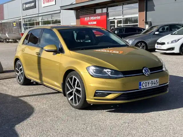 Keltainen Viistoperä, Volkswagen Golf – COY-945