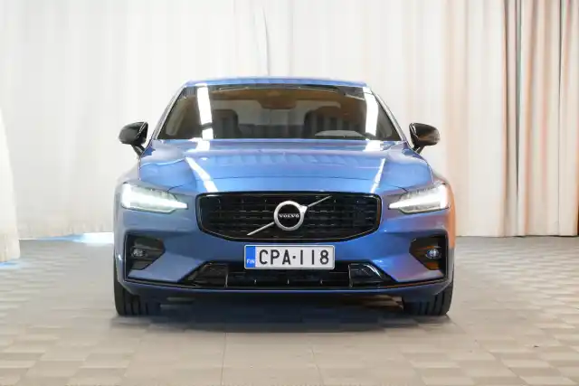 Sininen Sedan, Volvo S60 – CPA-118