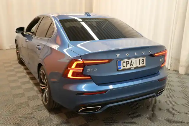 Sininen Sedan, Volvo S60 – CPA-118