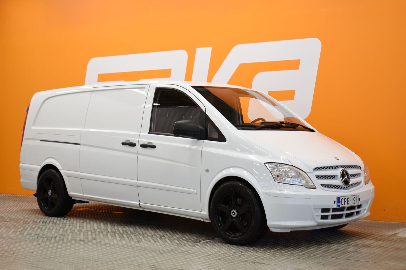 Valkoinen Tila-auto, Mercedes-Benz Vito – CPE-121