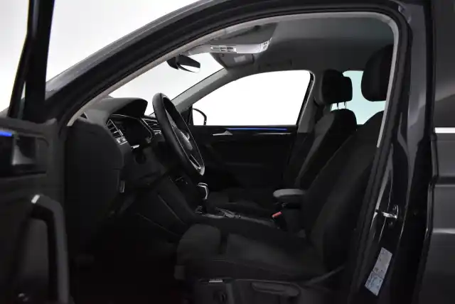 Harmaa Maastoauto, Volkswagen Tiguan – CPF-988