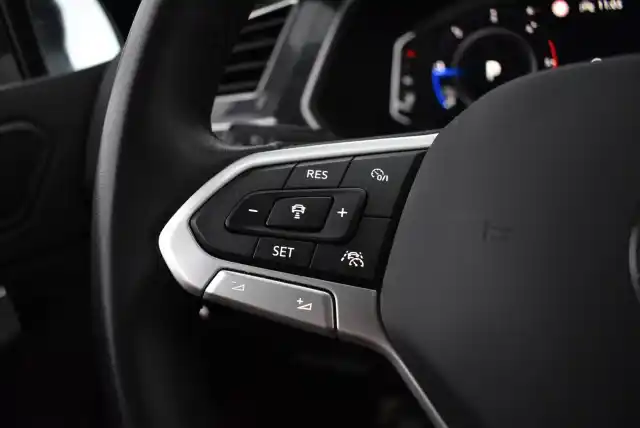 Harmaa Maastoauto, Volkswagen Tiguan – CPF-988
