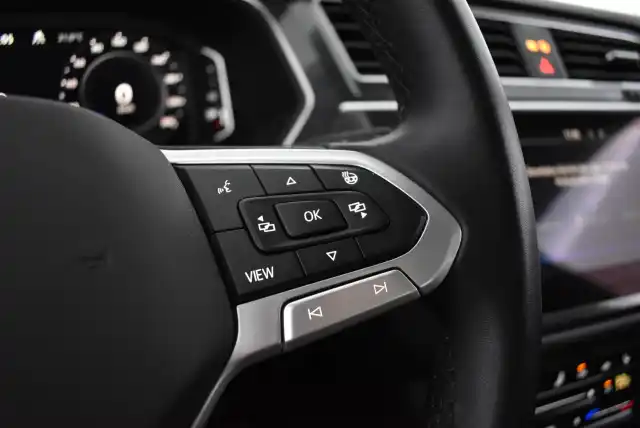 Harmaa Maastoauto, Volkswagen Tiguan – CPF-988