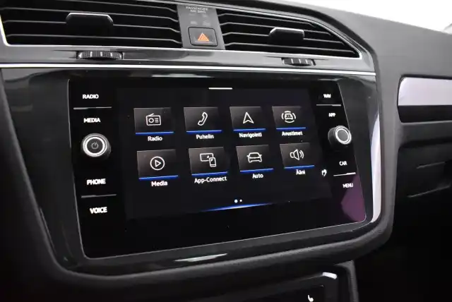 Harmaa Maastoauto, Volkswagen Tiguan – CPF-988