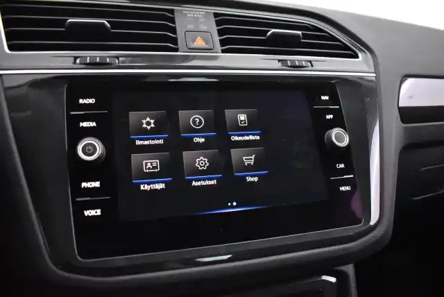 Harmaa Maastoauto, Volkswagen Tiguan – CPF-988