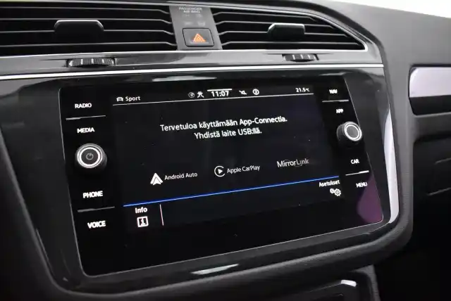 Harmaa Maastoauto, Volkswagen Tiguan – CPF-988