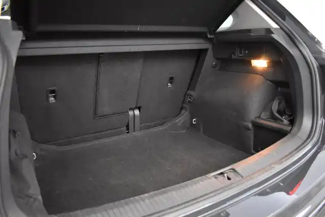 Harmaa Maastoauto, Volkswagen Tiguan – CPF-988