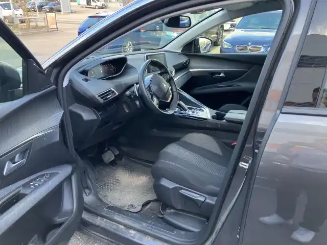 Harmaa Maastoauto, Peugeot 3008 – CPG-838