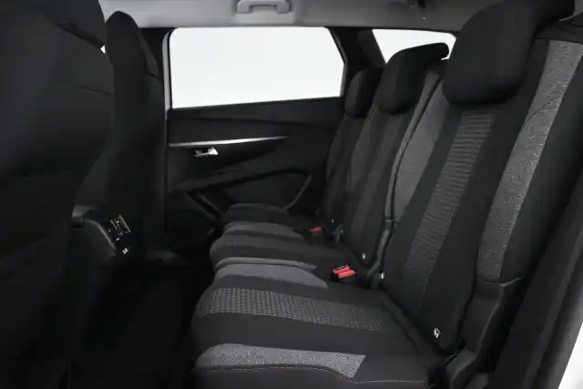 Valkoinen Maastoauto, Peugeot 5008 – CPG-860
