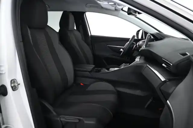 Valkoinen Maastoauto, Peugeot 5008 – CPG-860