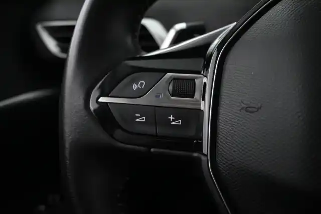 Valkoinen Maastoauto, Peugeot 5008 – CPG-860