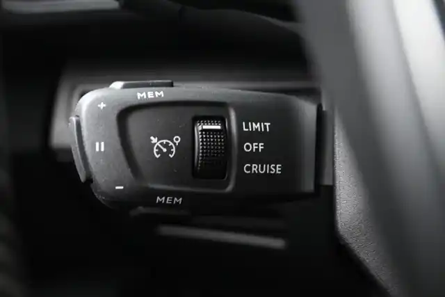 Valkoinen Maastoauto, Peugeot 5008 – CPG-860