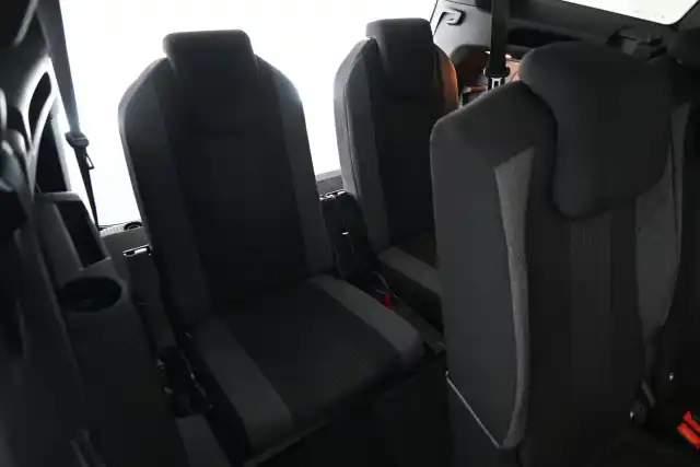 Valkoinen Maastoauto, Peugeot 5008 – CPG-860