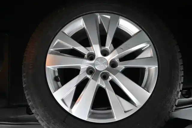 Valkoinen Maastoauto, Peugeot 5008 – CPG-860