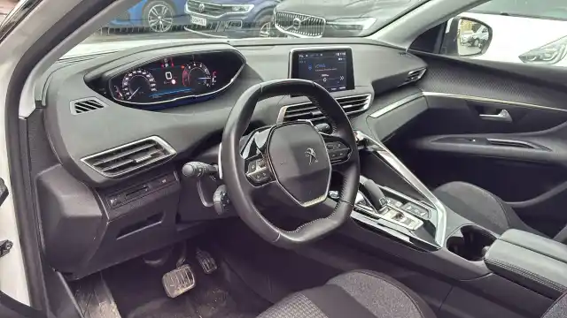 Valkoinen Maastoauto, Peugeot 5008 – CPG-860