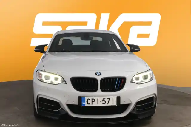 Valkoinen Coupe, BMW M235I – CPI-571