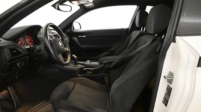 Valkoinen Coupe, BMW M235I – CPI-571