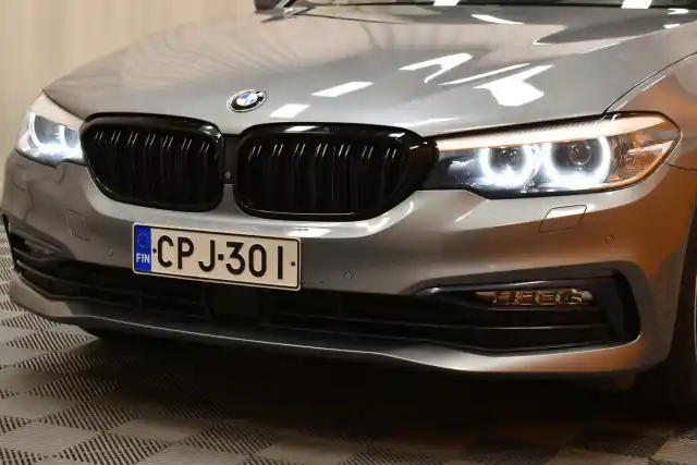 Sininen Sedan, BMW 530 – CPJ-301