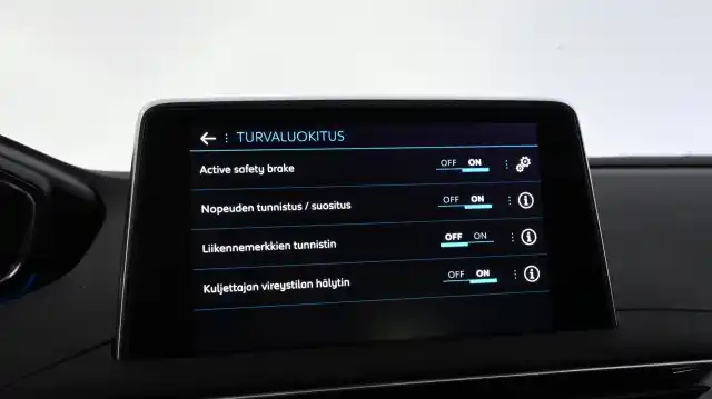 Harmaa Maastoauto, Peugeot 3008 – CPJ-733
