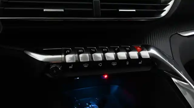 Harmaa Maastoauto, Peugeot 3008 – CPJ-733