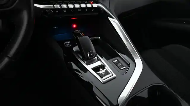 Harmaa Maastoauto, Peugeot 3008 – CPJ-733