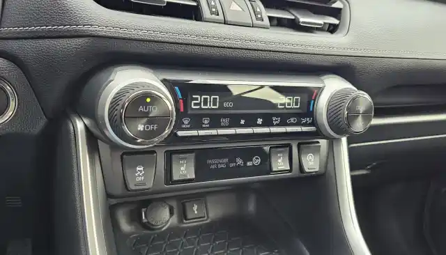 Harmaa Maastoauto, Toyota RAV4 – CPK-171