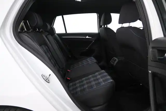 Valkoinen Viistoperä, Volkswagen Golf – CPL-612