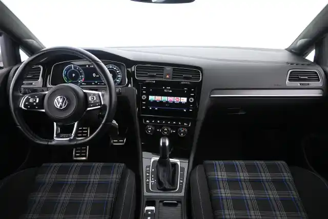 Valkoinen Viistoperä, Volkswagen Golf – CPL-612
