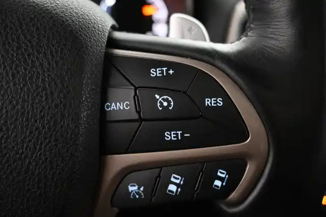 Musta Maastoauto, Jeep Grand Cherokee – CPO-566