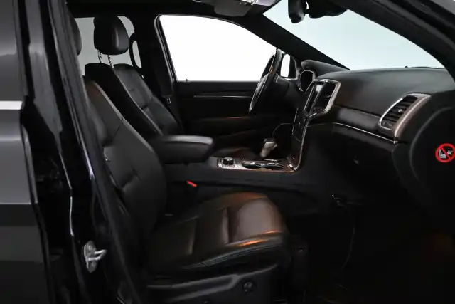Musta Maastoauto, Jeep Grand Cherokee – CPO-566