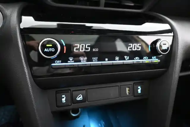 Keltainen Maastoauto, Toyota Yaris Cross – CPT-731