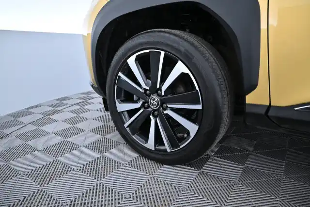 Keltainen Maastoauto, Toyota Yaris Cross – CPT-731