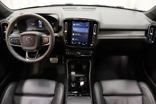 Musta Maastoauto, Volvo XC40 – CPU-295