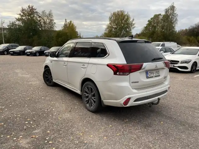 Valkoinen Maastoauto, Mitsubishi Outlander – CPV-192