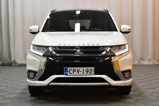 Valkoinen Maastoauto, Mitsubishi OUTLANDER PHEV – CPV-192