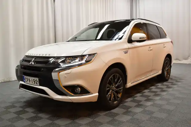 Valkoinen Maastoauto, Mitsubishi OUTLANDER PHEV – CPV-192