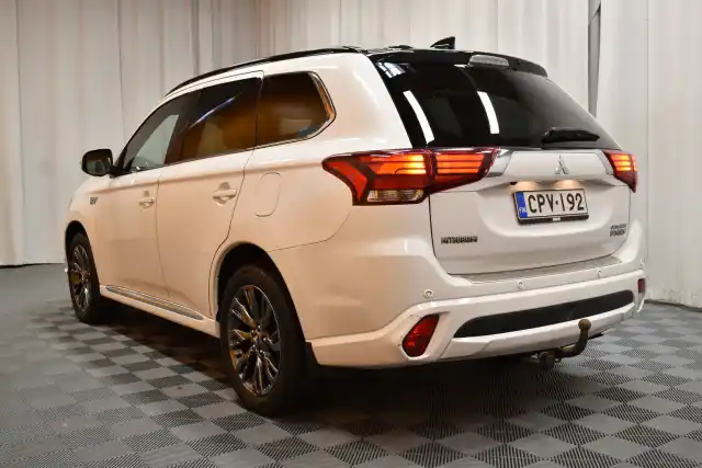 Valkoinen Maastoauto, Mitsubishi OUTLANDER PHEV – CPV-192