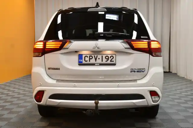 Valkoinen Maastoauto, Mitsubishi OUTLANDER PHEV – CPV-192