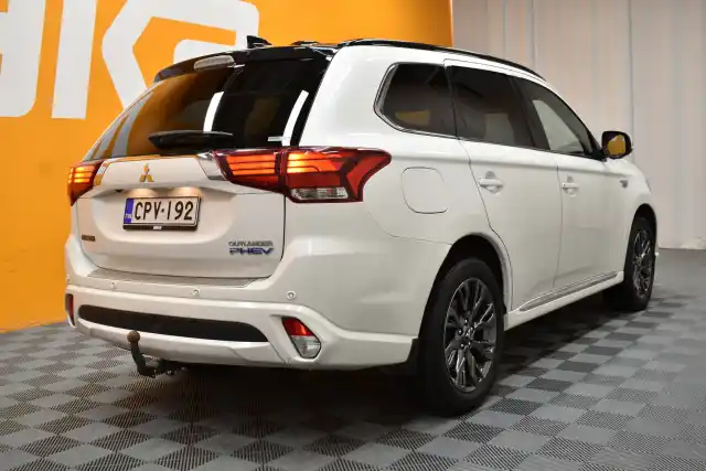 Valkoinen Maastoauto, Mitsubishi OUTLANDER PHEV – CPV-192