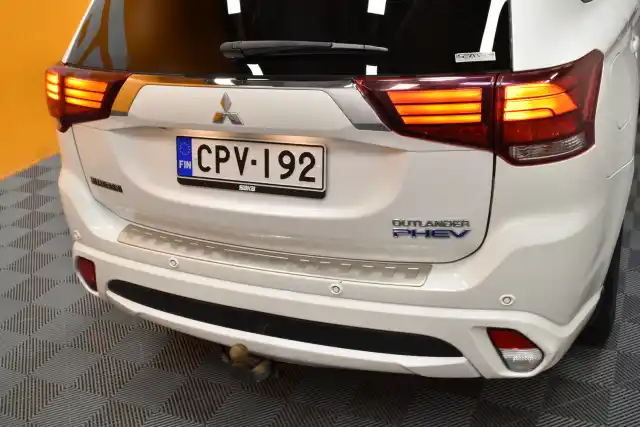 Valkoinen Maastoauto, Mitsubishi OUTLANDER PHEV – CPV-192