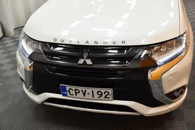 Valkoinen Maastoauto, Mitsubishi OUTLANDER PHEV – CPV-192