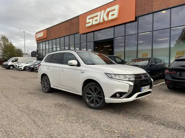 Valkoinen Maastoauto, Mitsubishi Outlander – CPV-192