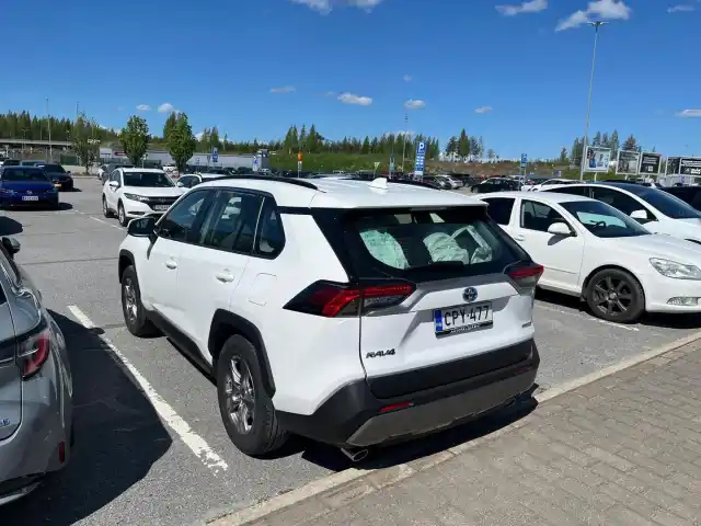 Valkoinen Maastoauto, Toyota RAV4 – CPY-477